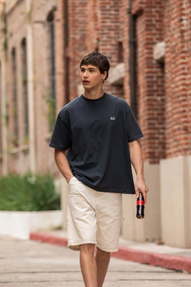 Remera Bernabé en la calle