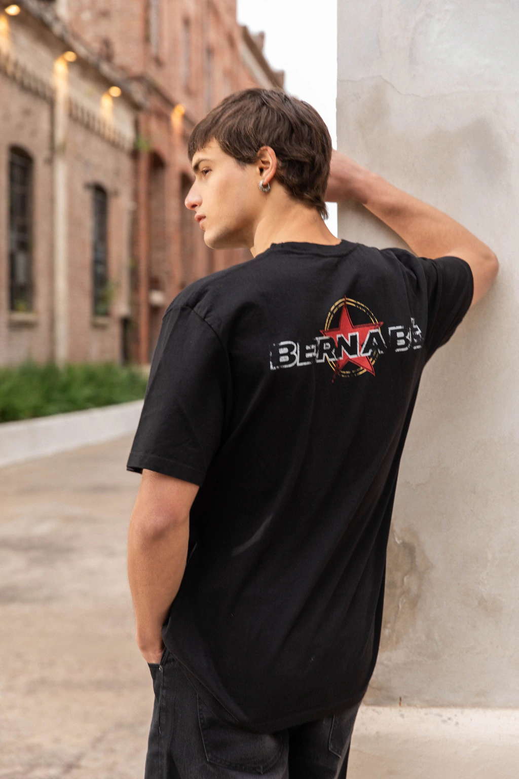Remera Bernabé con estampa en la espalda