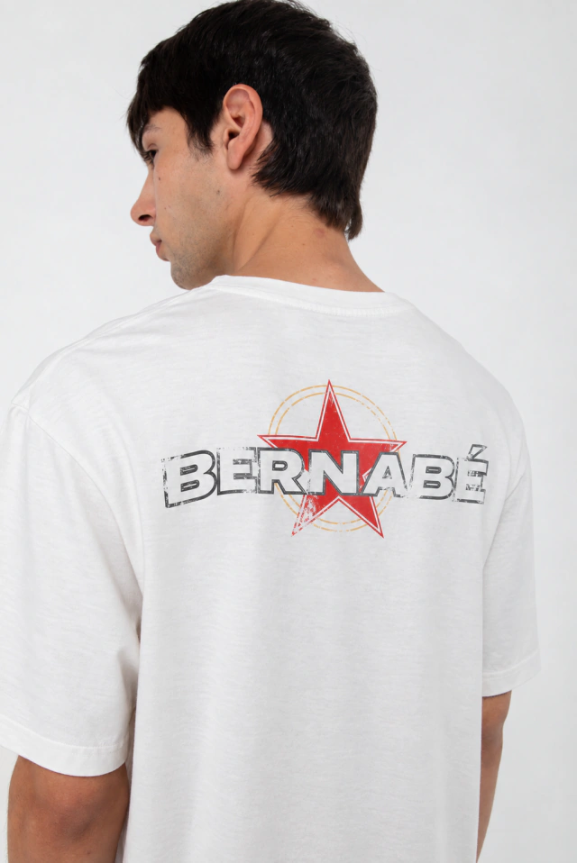 Remera Bernabé con estampa de estrella en la espalda